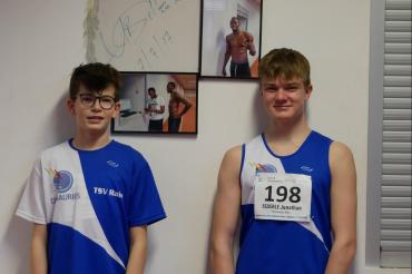 Jakob Schuster und Jonathan Federle im Sprinttunnel in der Olympiahalle  in München vor der Unterschrift von Usain Bolt.