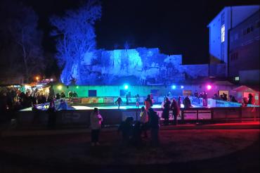 Die Schlittschuhbahn an der Freilichtbühne war ein voller Erfolg.