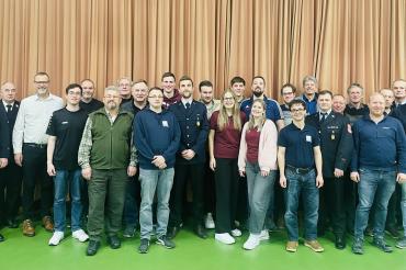 All Aktive, die die Fluthelfer-Nadel 2024 erhalten haben mit v.l.n.r. 1. Kommandant Bernd Briglmeir, KBM Peter Mikschl, 1. BGM Stefan Roßkopf. 