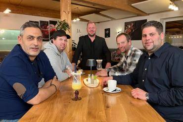 Aus der Region sind bei "Mein Lokal, dein Lokal" dabei: Bernhard Schneider mit seinem Bistro "MEXX (mitte, stehend) und Florian Ferber (2. von links). 