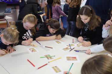 Viel Mühe gaben sich die Kinder beim Gestalten der Lesezeichen aus Papyrus.