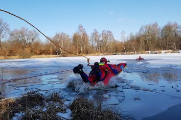 Das Bild zeigt ein winterliches Gewässer.