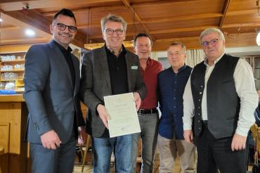 V.l.n.r.: Vorsitzender Jürgen Sorré, Georg Schmid, die Mondspritzer Vorstände Klaus Vater, Leo Anzenhofer und Helmut Neureiter.