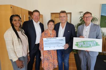 Spendenübergabe 1000 Schulen