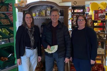 Das Bild zeigt v.l. Marion Dopfner, Martin Oberman, Kathrin Sommer bei der Spendenübergabe. 