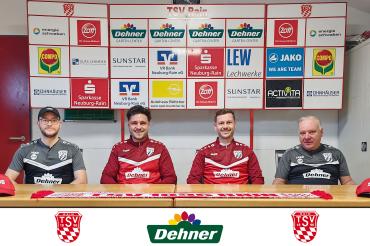 Das Bild zeigt v. l. Abeilungsleiter Michael Haid, Dominik Bobinger, Michael Knötzinger und Geschäftsführer Günther Reichherzer.