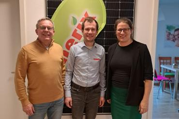 Zu Gast bei enerix Aichach-Friedberg: Helmut Schmidt (links) und Stephanie Schuhknecht (rechts) diskutieren mit Geschäftsführer Christofer Csernik (mitte) über die Zukunft der Energiewende in der Region“