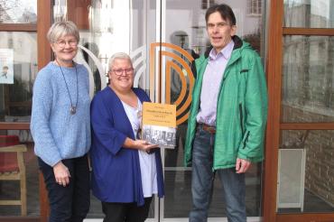 Hier sieht man die Buchübergabe an die Bibliothek des Seniorenheims Wemding.