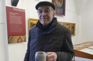 Michael Ott bei der Übergabe des Bierkrugs im Stadtmuseum Nördlingen.