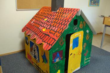 Das bunt gestaltete Papphäuschen der Kinder der Tagesklinik Nördlingen.