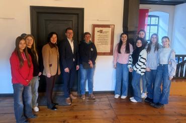 Oberbürgermeister David Wittner empfängt Nadine Raboutot (5. von links) aus Riom zusammen mit Schülerinnen der 7. Klassen der Realschule Maria Stern und ihrer Lehrkraft Eva von Roda (3. von links) im Rathaus.