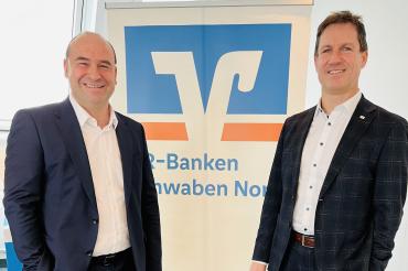 Vorstandsvorsitzender Alexander Jall (r.) kann hervorragende Zahlen verkünden.