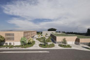 Außenansicht des neuen Schulzentrums (links) und des Hallenbades (rechts). Die Grafik ist ein Erstentwurf. 