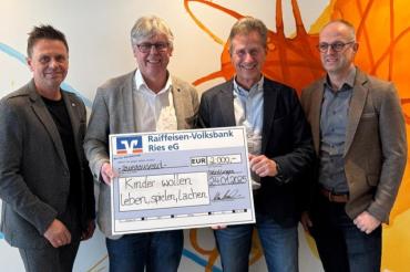 Hier sieht man die Spendenübergabe.