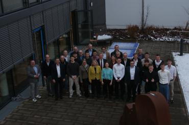 Abschlussklasse mit Lehrerinnen und Lehrern und Schülerinnen und Schülern