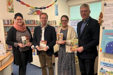 Hier sieht man die Übergabe der Bücher an die Bücherei Mertingen.