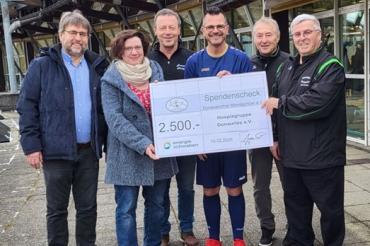 Hier sieht man die Spendenübergabe an die Hospizgruppe.