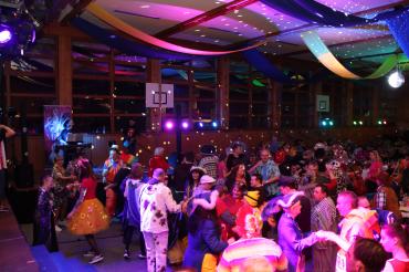 Tanzende Ballbesucher