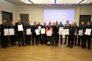 Viele Menschen, die Urkunden in der Hand haben