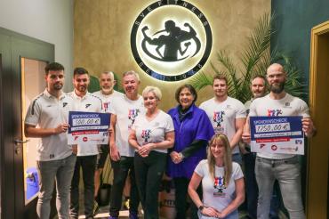 Hier sieht man die Spendenübergabe.