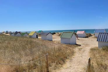 Das Bild zeigen die berühmten Cabines de Bain de Gouville am Atlantikstrand