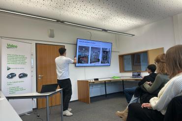 Präsentation zu einem Auto von Valeo in einer Schulklasse