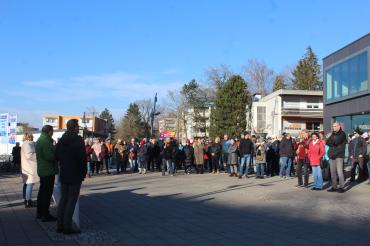 Gut 250 Menschen demonstrieren auf dem Platz der Begegnung in Donauwörth. 