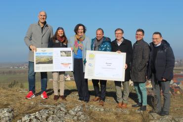 Hier sieht man die Verantwortlichen mit der IUGS-Urkunde.