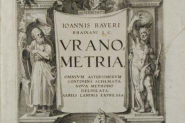 antike Statuen in einem Bauwerk