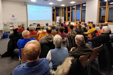 Referent Simon Lesche (TFZ – Technologie- und Förderzentrum im Kompetenzzentrum für Nachwachsende Rohstoffe) informiert im Rahmen eines Fachvortrags vor zahlreichem Publikum die Austauschpflicht für Holzöfen 