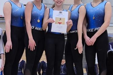 Mädchen mit Urkunden