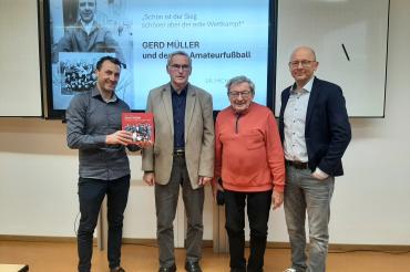 Menschen vor einer Leinwand die einen Vortrag geben