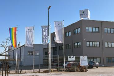 Regenbogenflagge weht vor dem Nördlinger Werk.