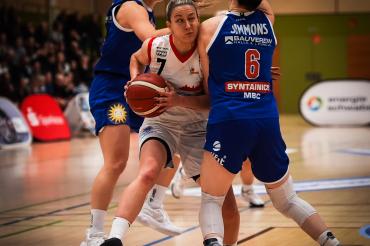 Frauen die basketball spielen