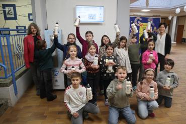 Kinder der Sebastian-Franck-Grundschule vor ihrem tollen Wasserspender mit den, für das Wasserprojekt verantwortlichen Lehrkräften, Melanie Hörmann und Kerstin Schleier.