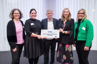 von links Schulleiterin Alexandra Waschner-Probst, Koordinatorin des Schulversuchs in Wemding Eva Burzler, Hauptgeschäftsführer der vbw Bertram Brossardt, Kultusministerin Anna Stolz, Konrektorin Sandra Lüftl