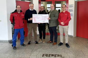 Das Bild zeigt die Spendenübergabe der Firmengruppe APPL