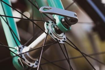 Fahrradreifen mit Speiche und Rahmen