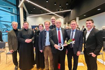 Auf dem Bild zu sehen (von links): Innenarchitekt Sebastian Berz, Pfarrer Markus Lidel, Pfarrerin Elke Dollinger, MdL Wolfgang Fackler, MdB Christoph Schmid, Bürgermeister von Bäumenheim Martin Paninka, Landrat Stefan Rößle und Bauträger Ulrich Reitenberger.