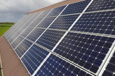 Das Bild zeigt eine PV-Anlage.