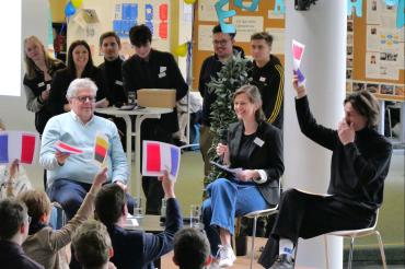 Der Realitätscheck “Wie viel Europa steckt in uns” mit den Gästen Wolfgang Krell (links) und Johannes Wessel-Bothe (rechts) war einer der vielen Highlights am Europatag der AG EPAS (im Hintergrund) unter der Leitung von Simone Götz (hinten zweite von links) und Barbara Heinrich (vorne Mitte).