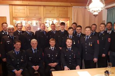 Das Bild zeigt (von links stehend) Feuerwehrreferent Walter Beck, Mario Herbich, KBM Reiner Häfele, Harald Fürnrohr, Heinrich Hertle, Matthias Kaufmann, Matthias Rappl, Simon Löfflad, Timo Gröninger, Hansjörg Beck, Julian Wiedemann, Bernd Schreitmüller, Achim Wiedenmann, Manuel Schreitmüller, Patrick Sonnenleitner, Bürgermeister Christoph Schmidt Christoph.  (Vordere Reihe sitzend) Markus Löfflad, Roland Strauß, Karl-Heinz Wolfinger, Jonas Schön.