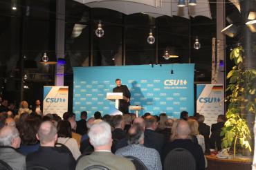 Markus Söder spricht in der vollbesetzten Zott Genusswelt vor über 300 Gästen. 