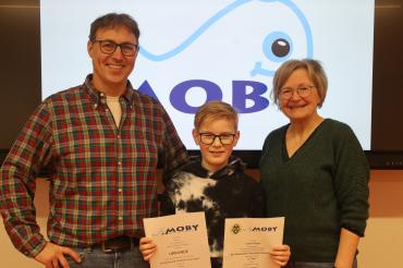 Jürgen Christ, Fachschaftsleiter Mathematik, und Claudia Dahl, stellvertretende Schulleiterin, gratulierten Lasse Geiger zu seinem erfolgreichen Abschneiden bei der Bayerischen Mathematikolympiade und überreichten ihm zur Anerkennung die offiziellen Urkunden.