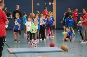 Das Bild zeigt das Medizinballstoßen der U10.