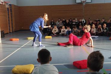 Das Bild zeigt die Theatergruppe EUKITEA