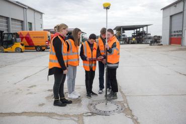 Schülerinnen und Schüler erhalten Praxiseinblicke in die Ausbildungsberufe bei der Firma Münsinger in Tagmersheim