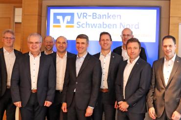 Fordern Bürokratieabbau und mehr Handlungsfähigkeit: Die zehn Vorstände der VR-Banken Schwaben Nord mit GVB-Präsident Stefan Müller (sechster von links).