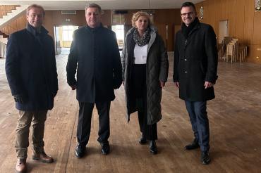 Das Foto zeigt im Tanzhaussaal (von links) MdL Wolfgang Fackler, Staatsminister Christian Bernreiter, Barbara Schretter (Regierung von Schwaben) und Oberbürgermeister Jürgen Sorré.