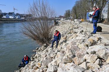 Mit Unterstützung eines Tauchroboters inspizierten die Taucher der LEW beide Uferseiten flussabwärts.